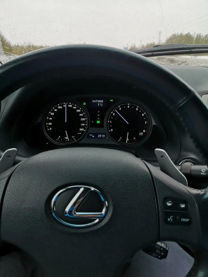 Лексус is 250 за рулем