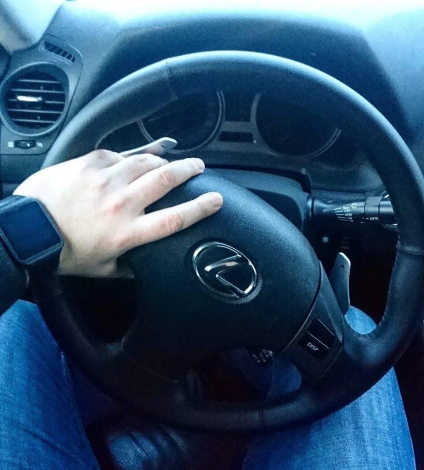 Мужские руки на руле