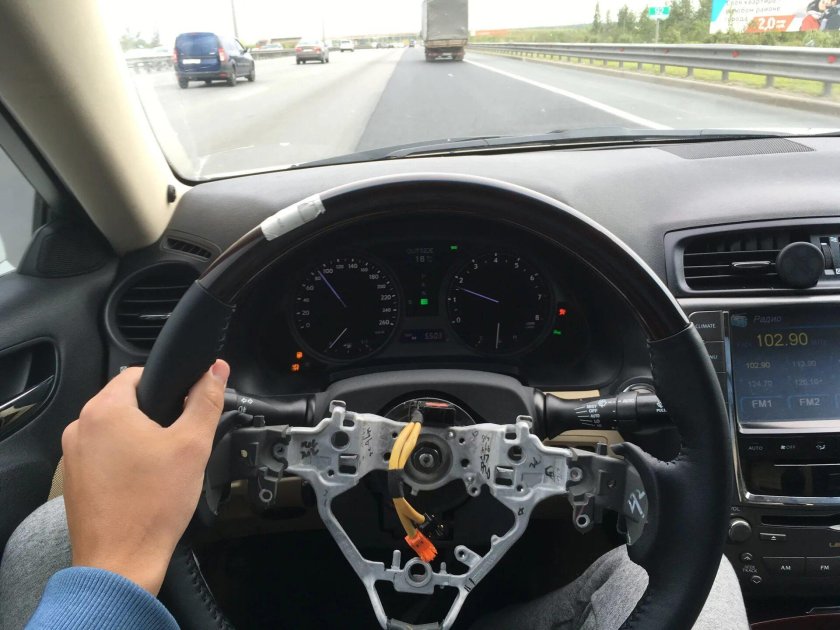 Lexus is 250 за рулем