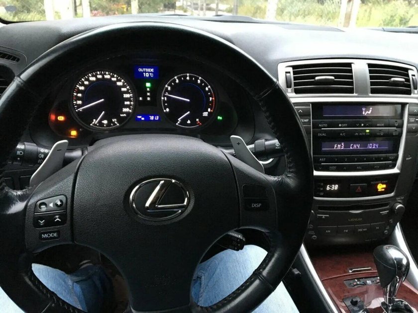 Lexus is 250 за рулем