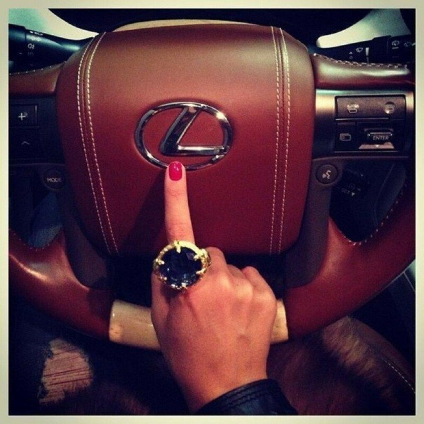 Ключи от машины в руке