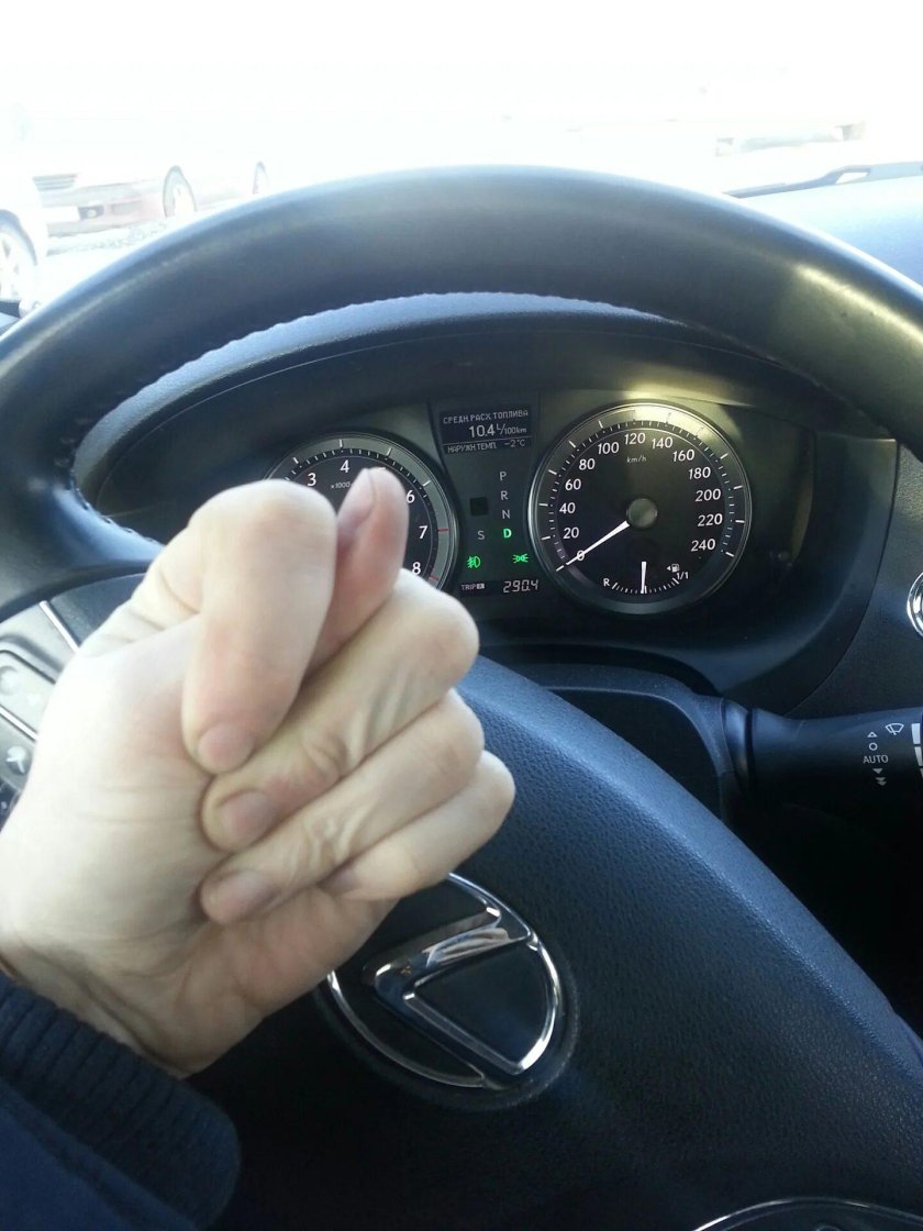 Рука на руле Лексуса