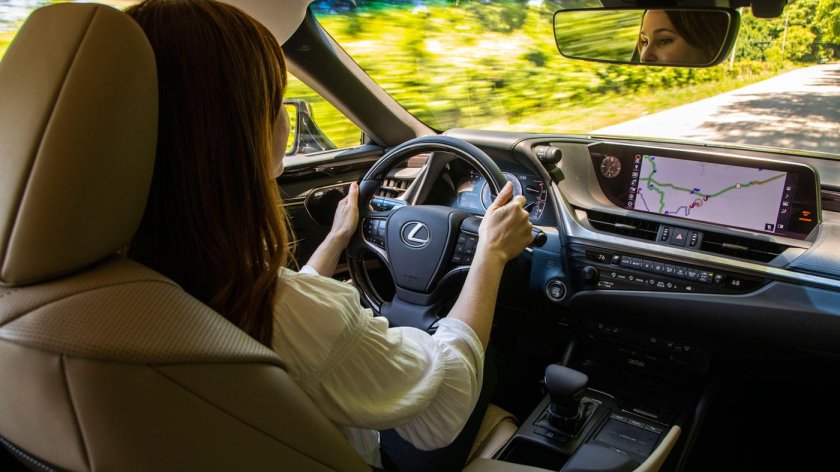 Девушка на Лексусе