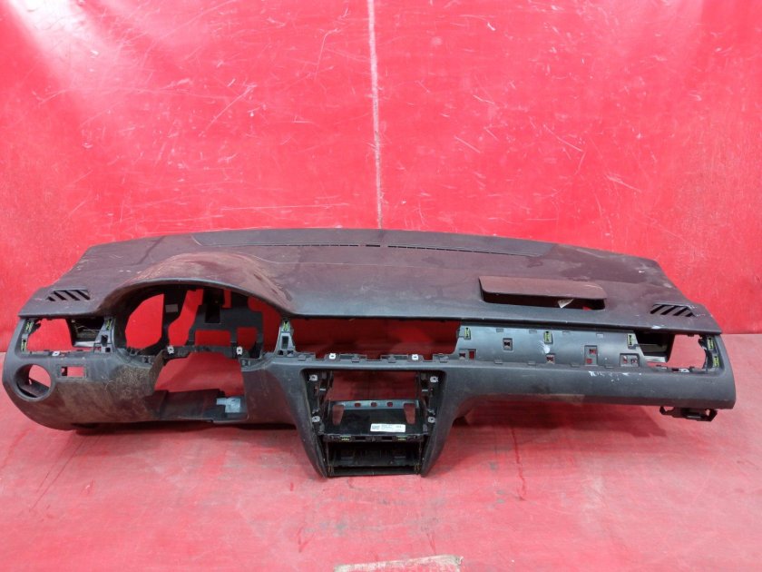 Задняя панель Шкода Рапид