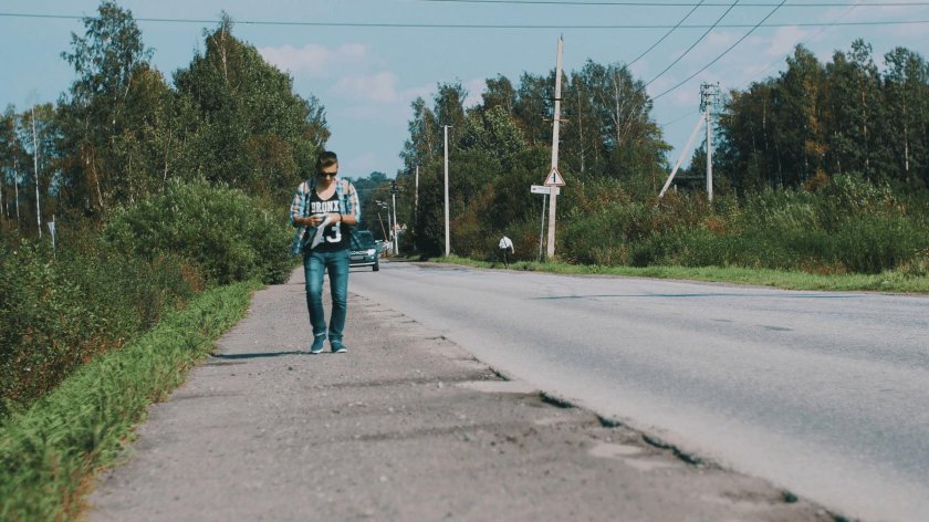 Пешеход на обочине