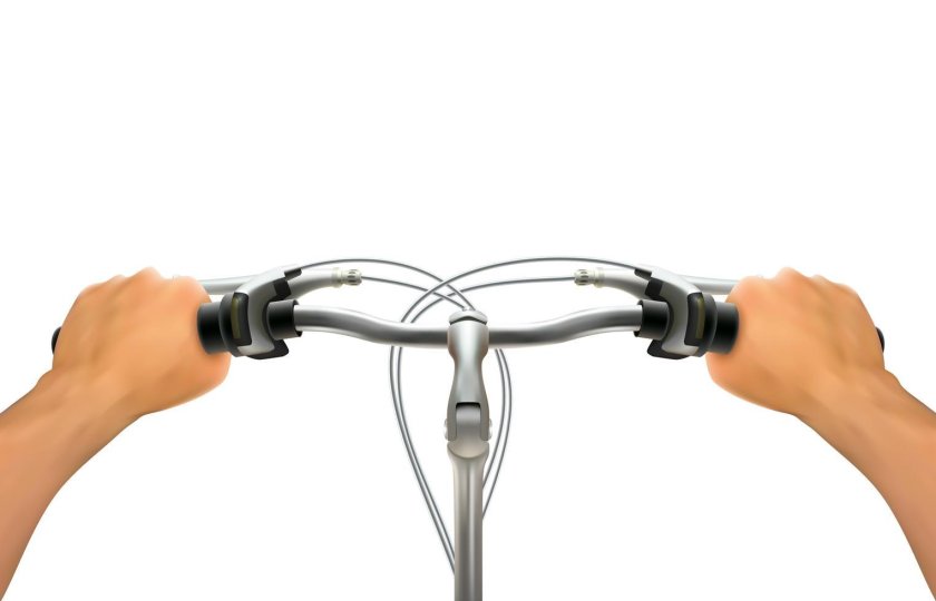 Руки на руле велосипеда