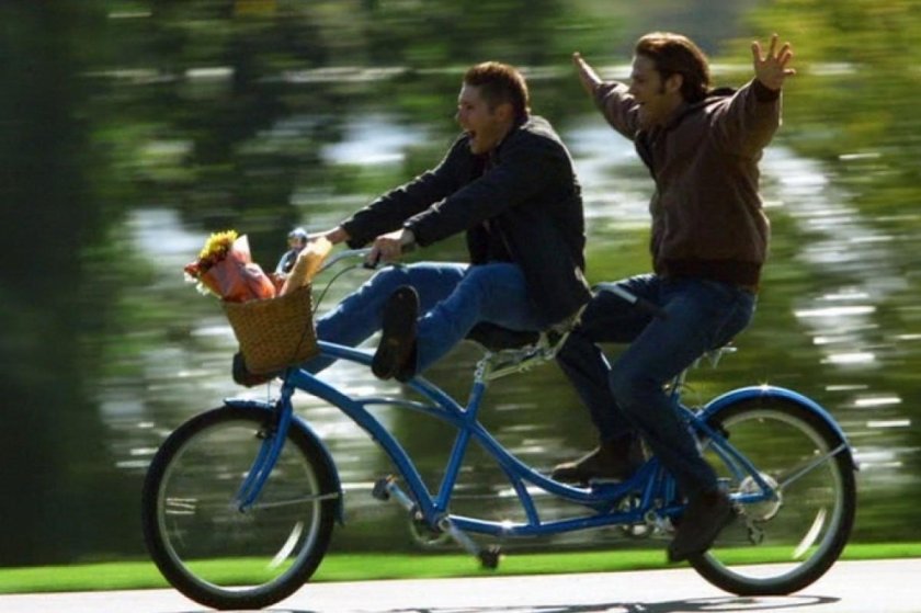 Два человека на велосипеде