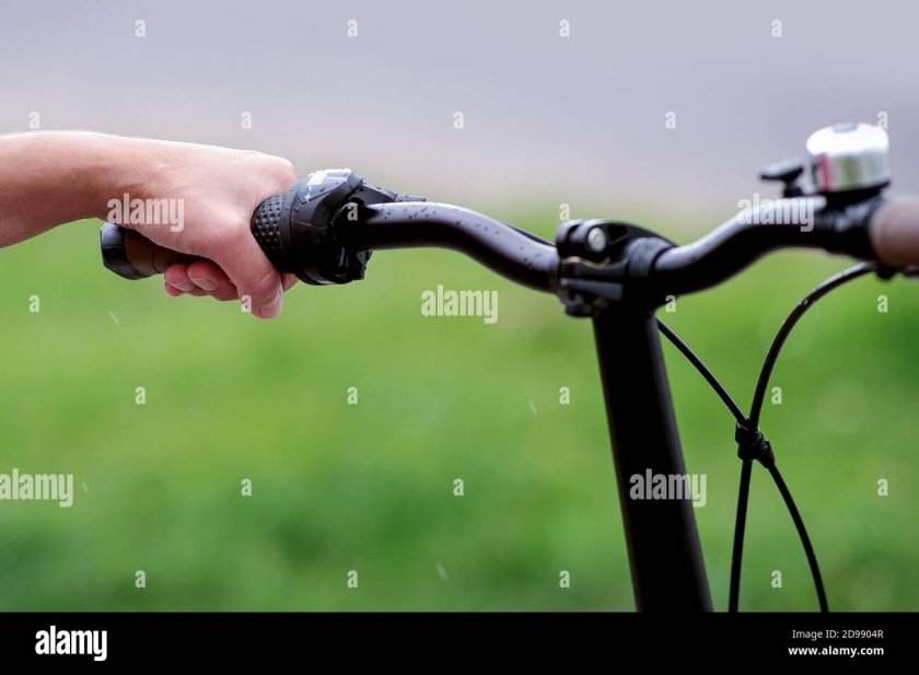 Девушка держит руль велосипеда