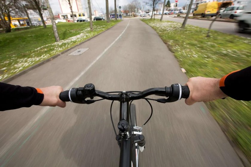 Руки на руле велосипеда