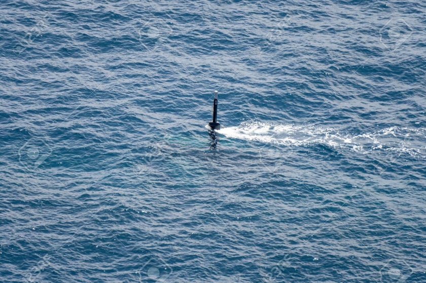 Подводная лодка на перископной глубине