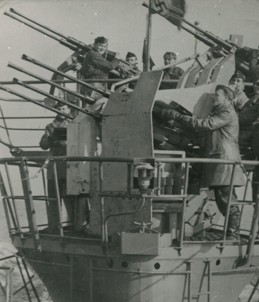 Лодка с пулеметом