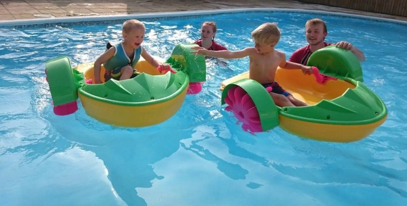 Катамаран в бассейне