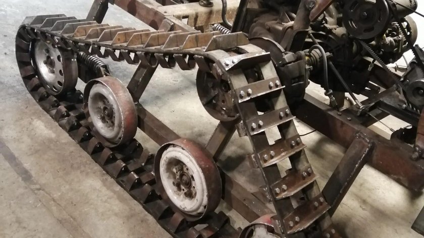 Гусеничный трактор переломка