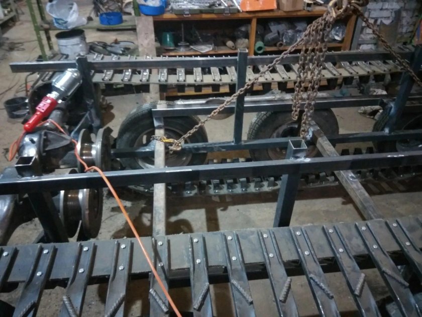 Гусеничный минитрактор с двигателем ВАЗ 2106