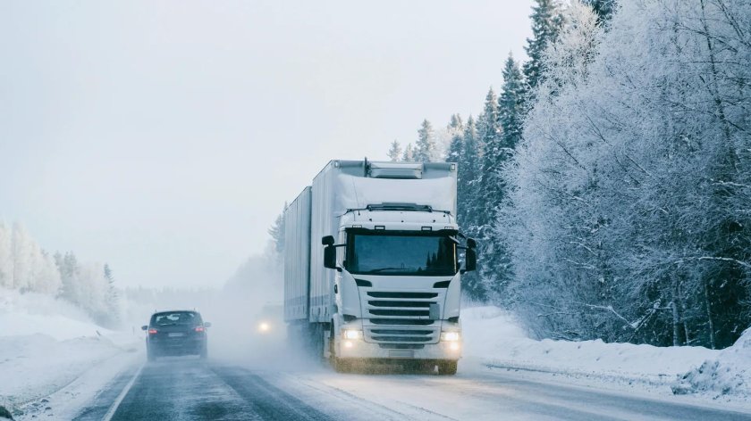 Грузовик на зимней дороге