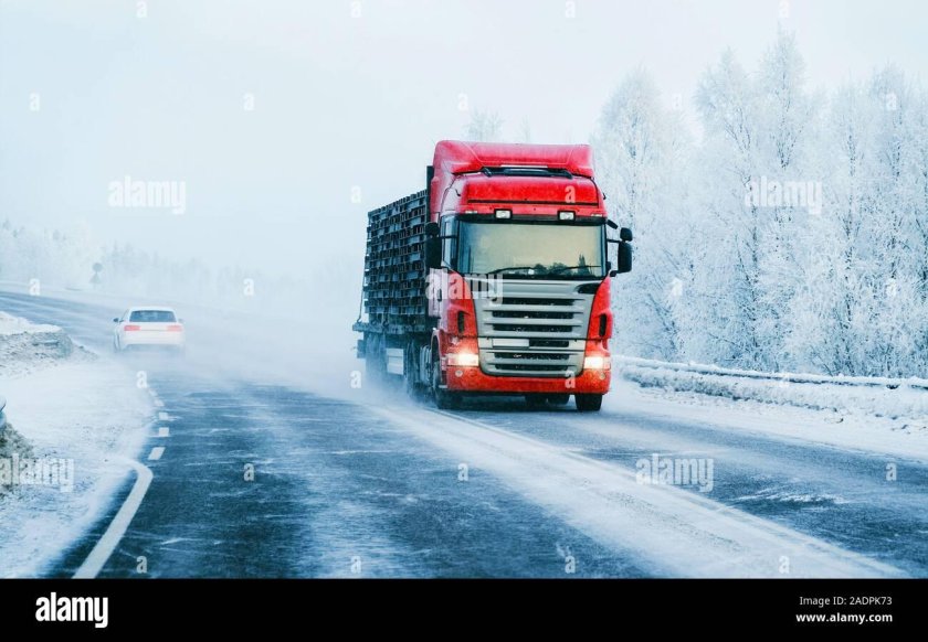 Грузовик на дороге зимой