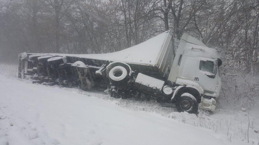 Фура в кювете