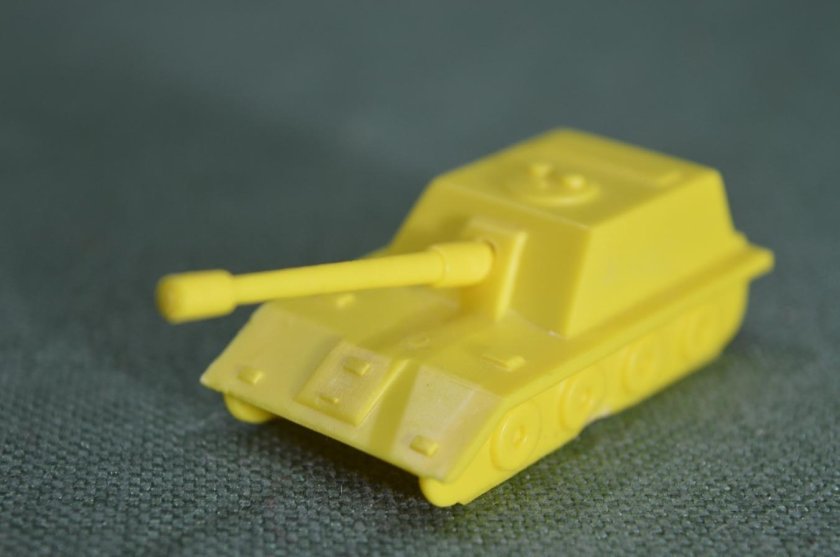 Танк желтого цвета