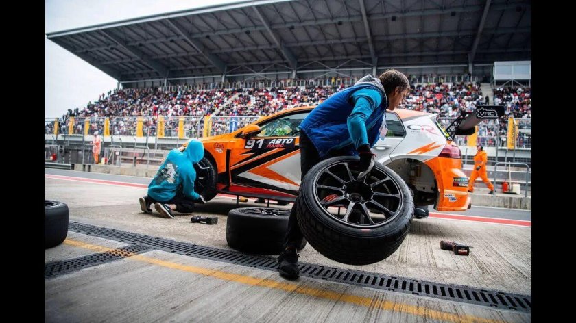 Механик гоночной команды