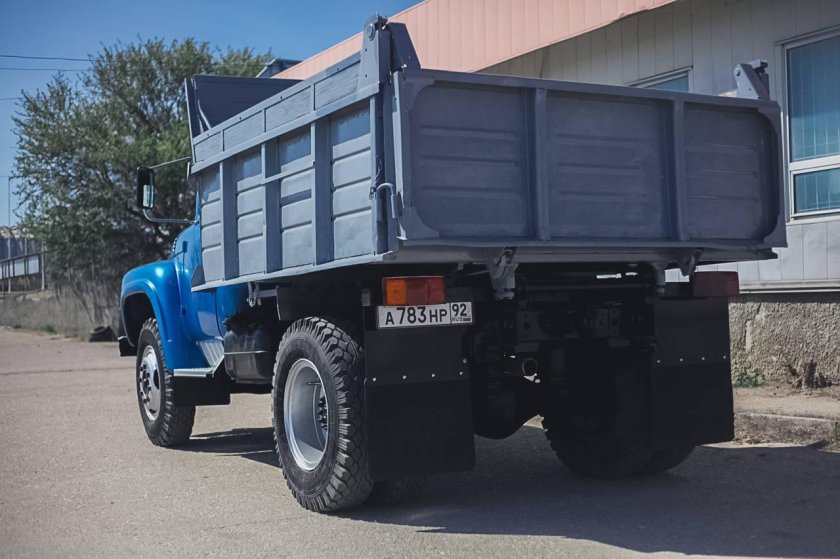 Грузовик ЗИЛ 130 самосвал