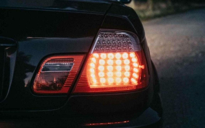 Авто сзади фары