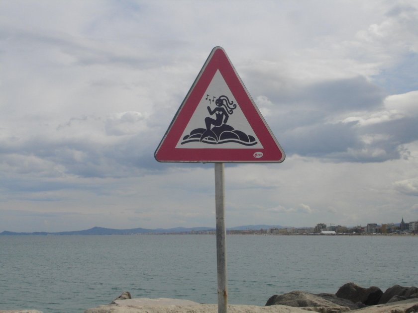 Знак осторожно русалки