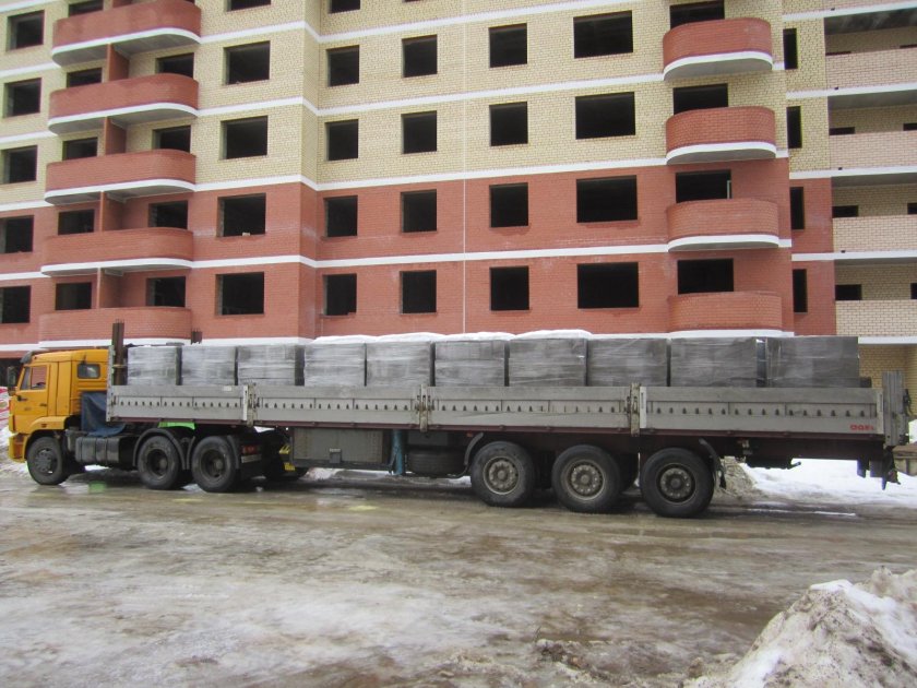 Фура с кирпичами