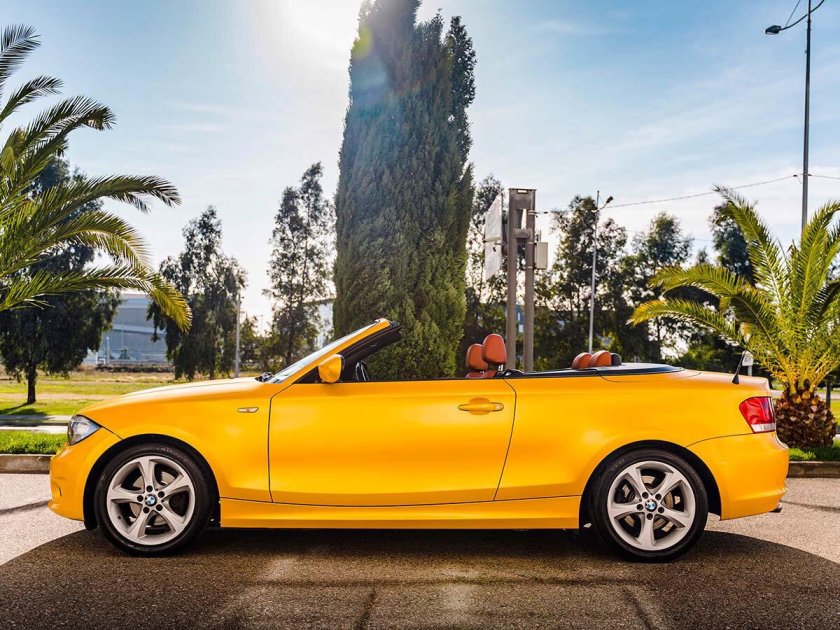 Желтый кабриолет бмв