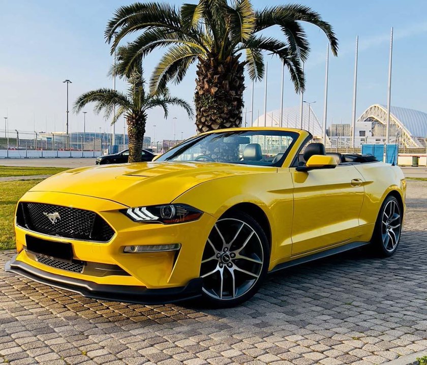 Форд Мустанг желтый