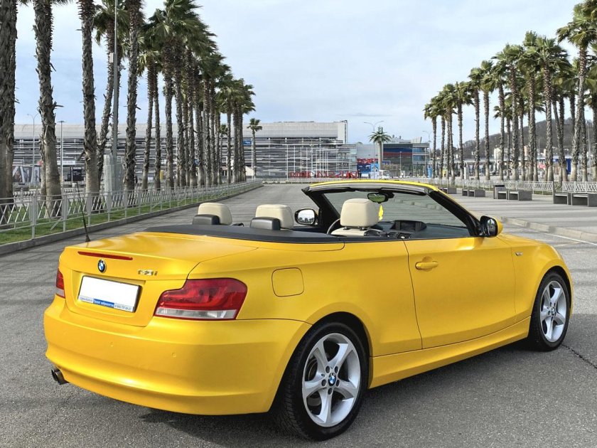 Желтый кабриолет БМВ