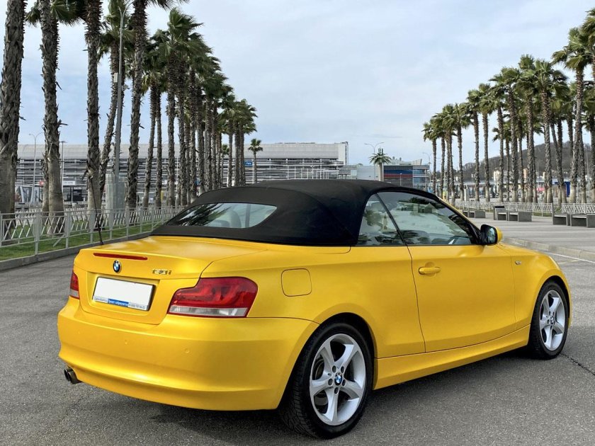 Желтый кабриолет БМВ