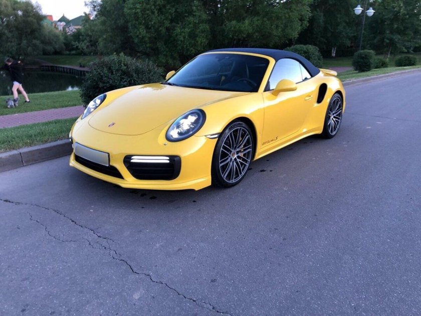 Порше 911 кабриолет желтый