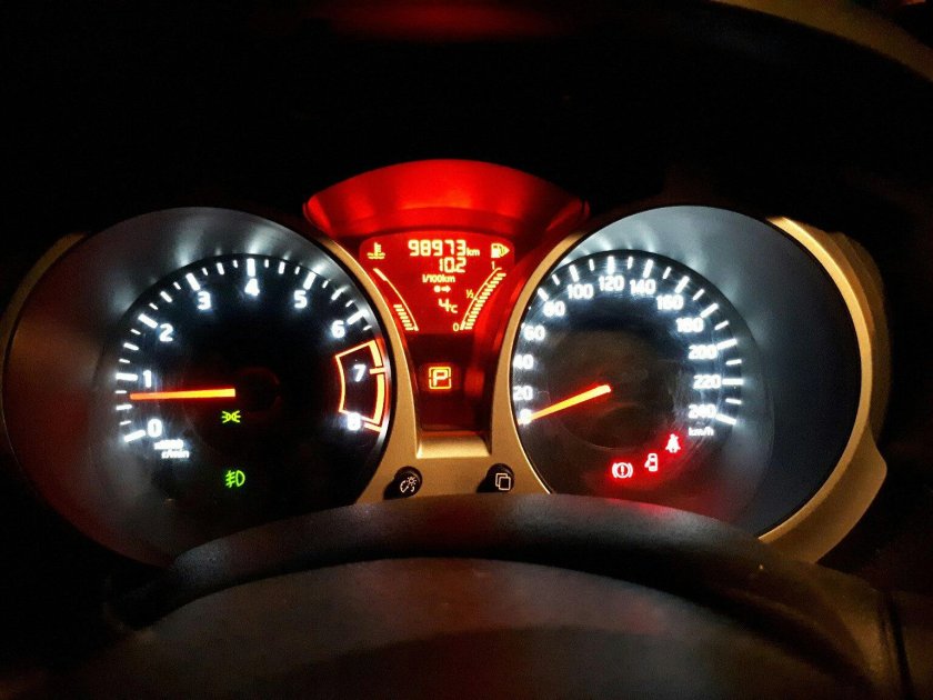 Приборная панель ниссан жук