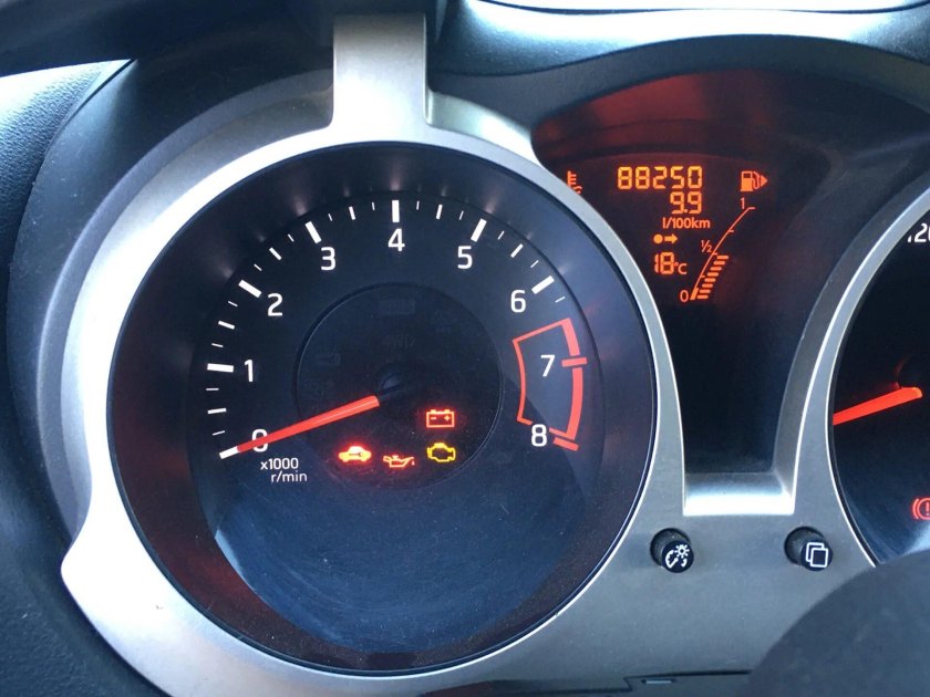 Nissan Juke 2012 приборная панель