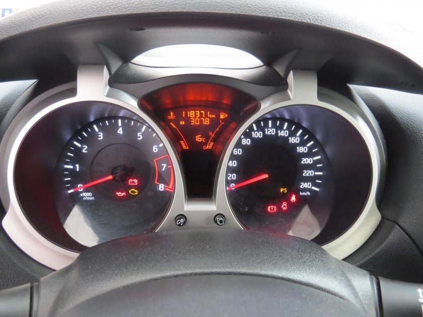 Nissan Juke приборная панель