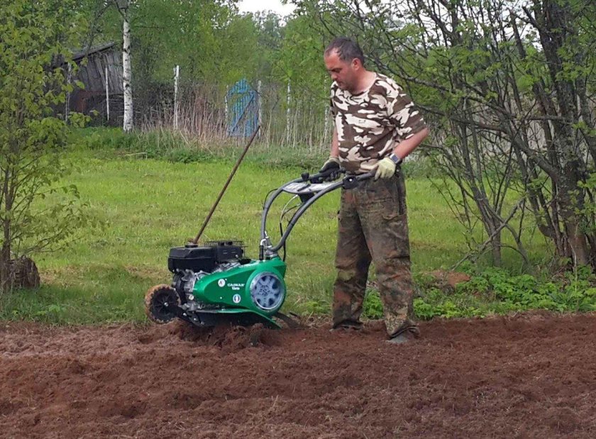 Мужик с мотоблоком