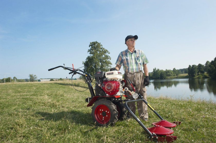 Мотоблок красный