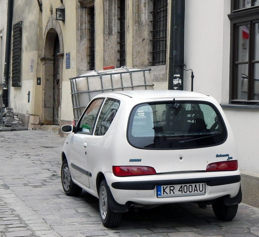 Fiat Seicento на белом фоне