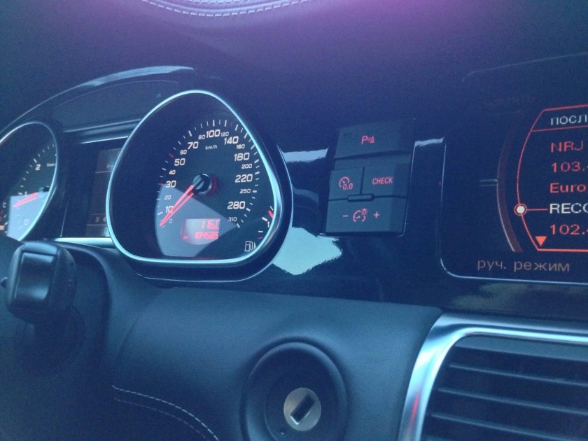 Audi q7 приборка