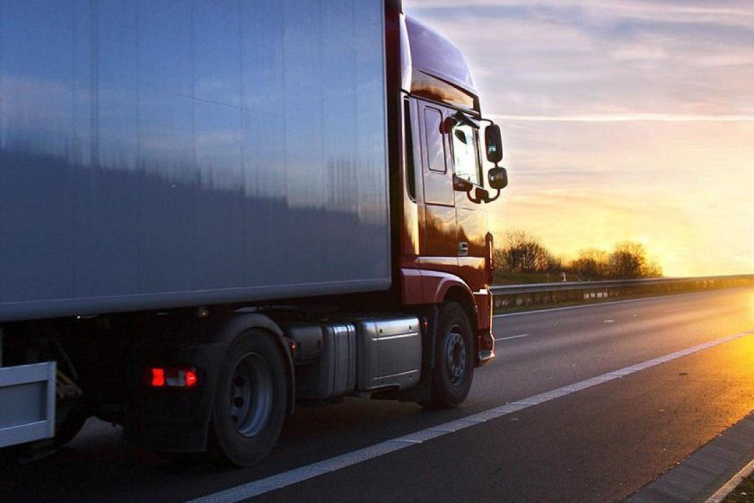 Грузовик на дороге