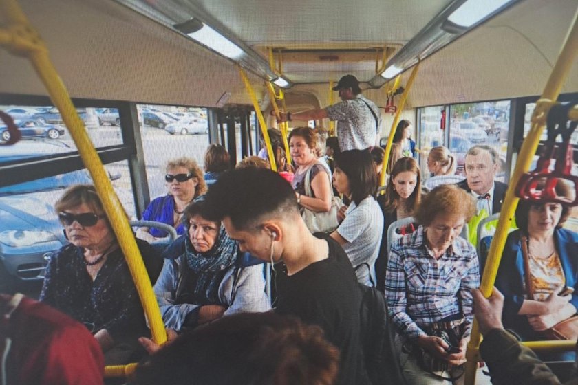 Пассажиры в автобусе
