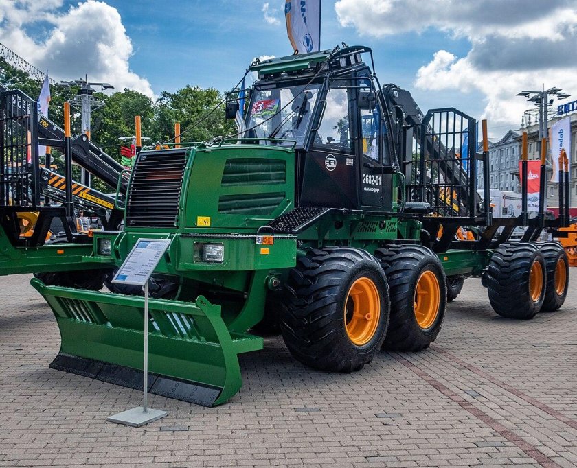 Форвардер Амкодор 2682