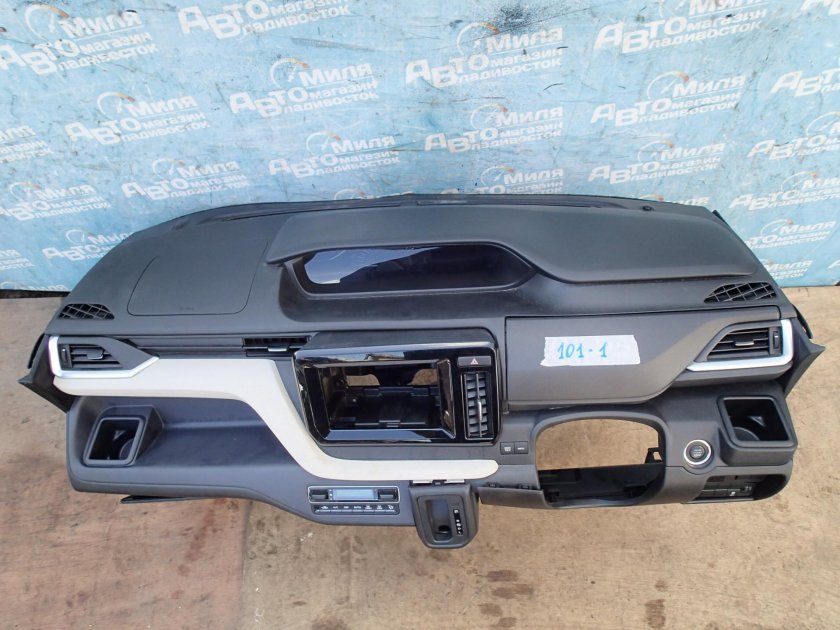 Передняя панель салона