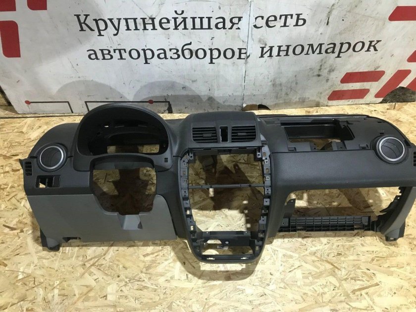 Передняя панель салона