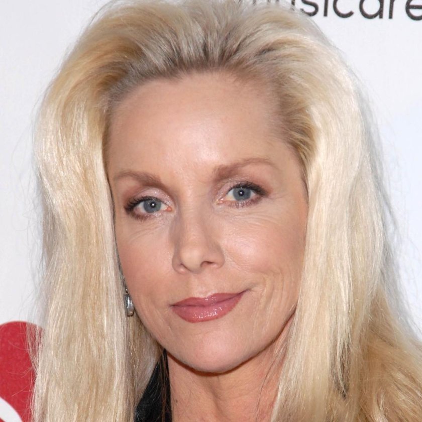 Шери́ Энн Кэ́рри