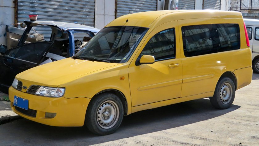 Такси минивэн желтый