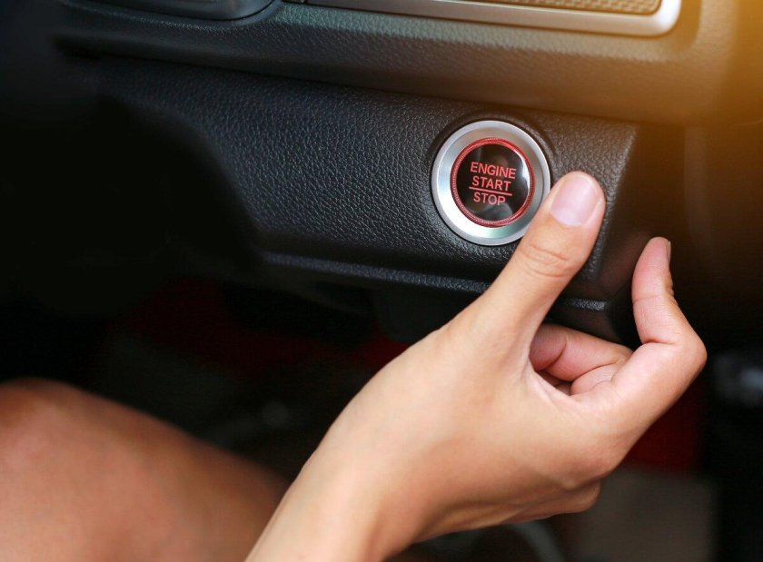 Кнопка запуска двигателя автомобиля
