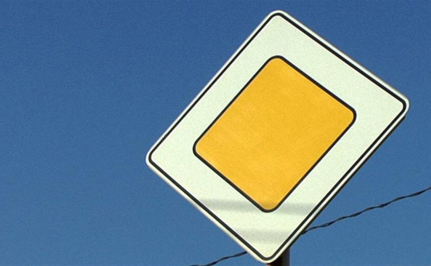 Дорожный знак 2.1 Главная дорога