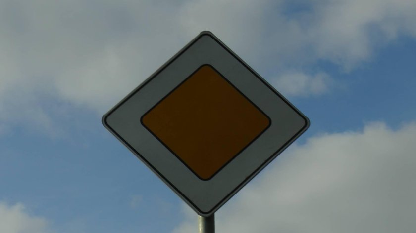 Дорожный знак 2.1 Главная дорога