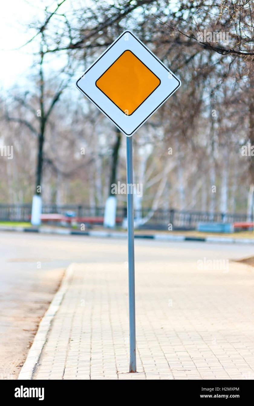 Дорожный знак Главная дорога фото